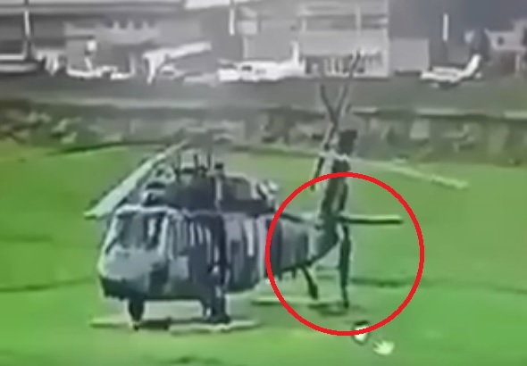 Đang đứng cạnh trực thăng, người l&iacute;nh bị s&eacute;t đ&aacute;nh tr&uacute;ng- Ảnh 1.