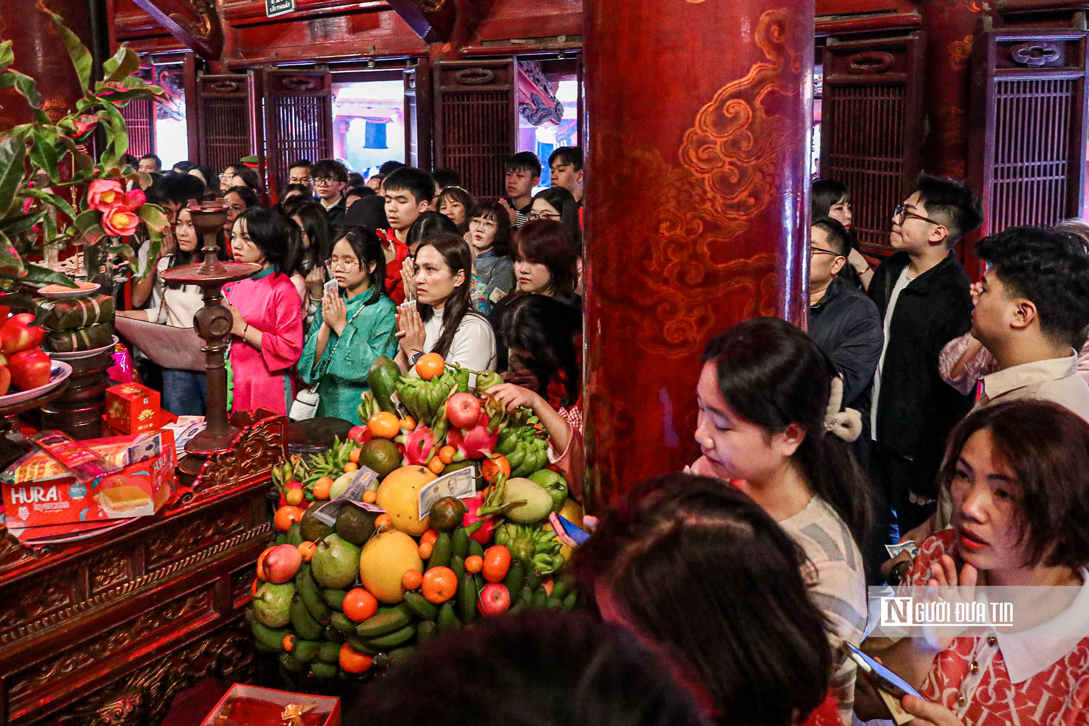 H&agrave; Nội: Đ&ocirc;ng nghịt người đổ về Văn Miếu xin chữ đầu năm- Ảnh 7.