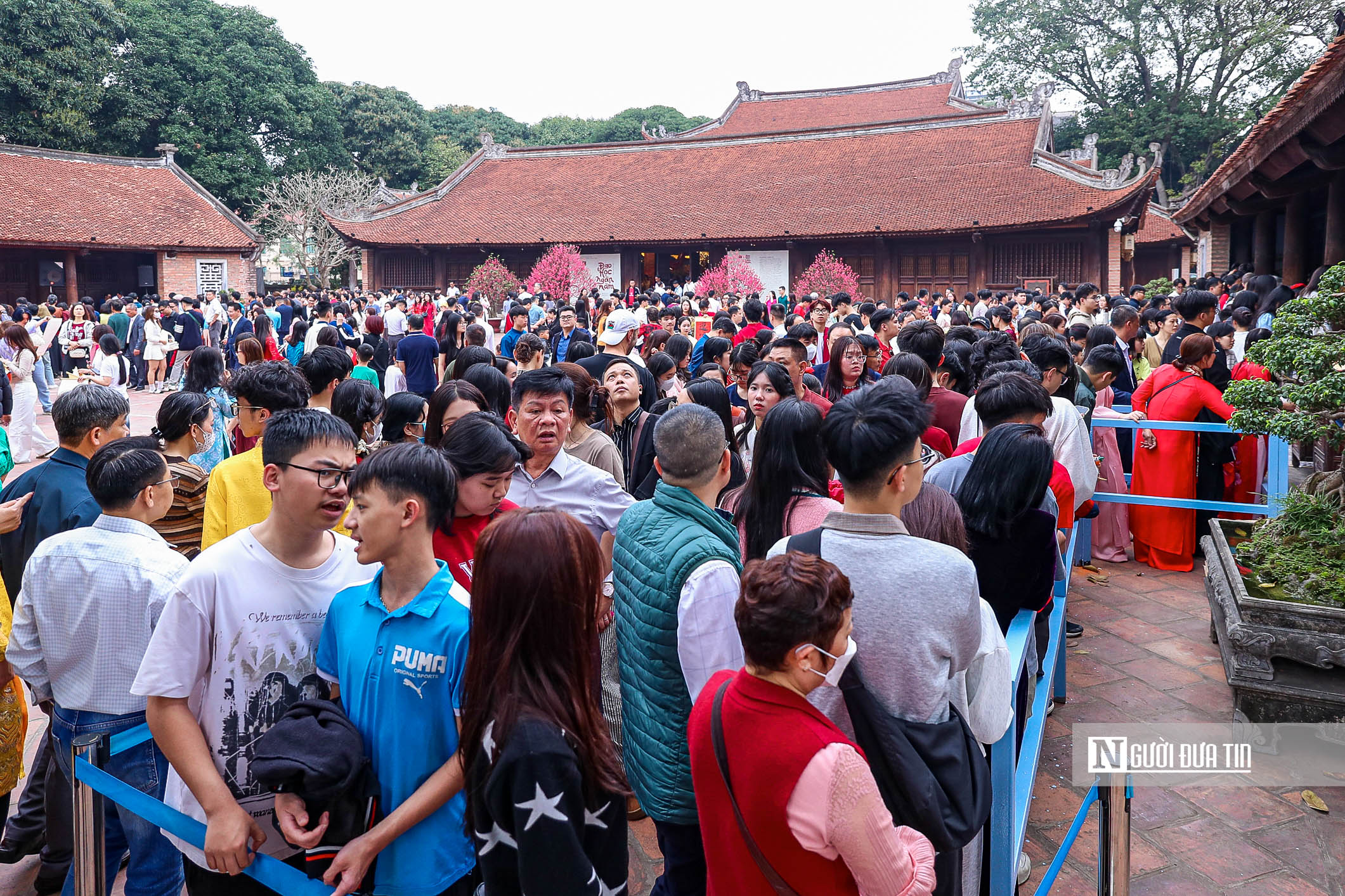 H&agrave; Nội: Đ&ocirc;ng nghịt người đổ về Văn Miếu xin chữ đầu năm- Ảnh 5.