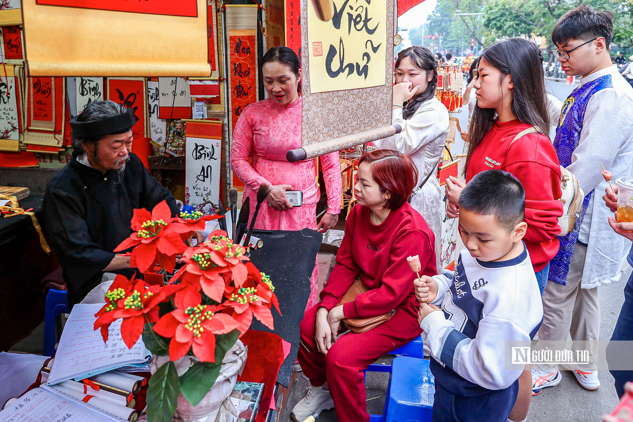 H&agrave; Nội: Đ&ocirc;ng nghịt người đổ về Văn Miếu xin chữ đầu năm- Ảnh 9.