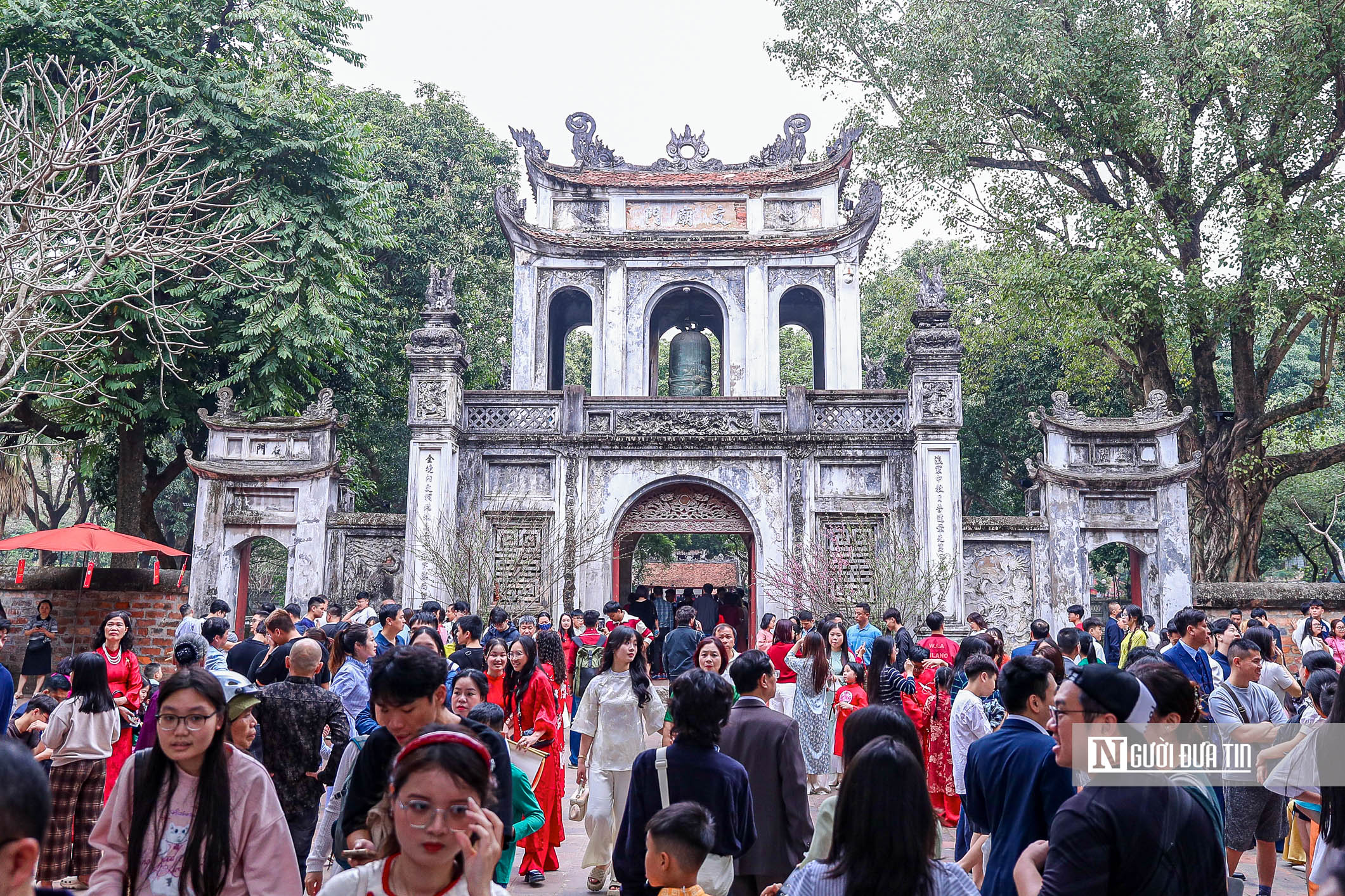 H&agrave; Nội: Đ&ocirc;ng nghịt người đổ về Văn Miếu xin chữ đầu năm- Ảnh 1.