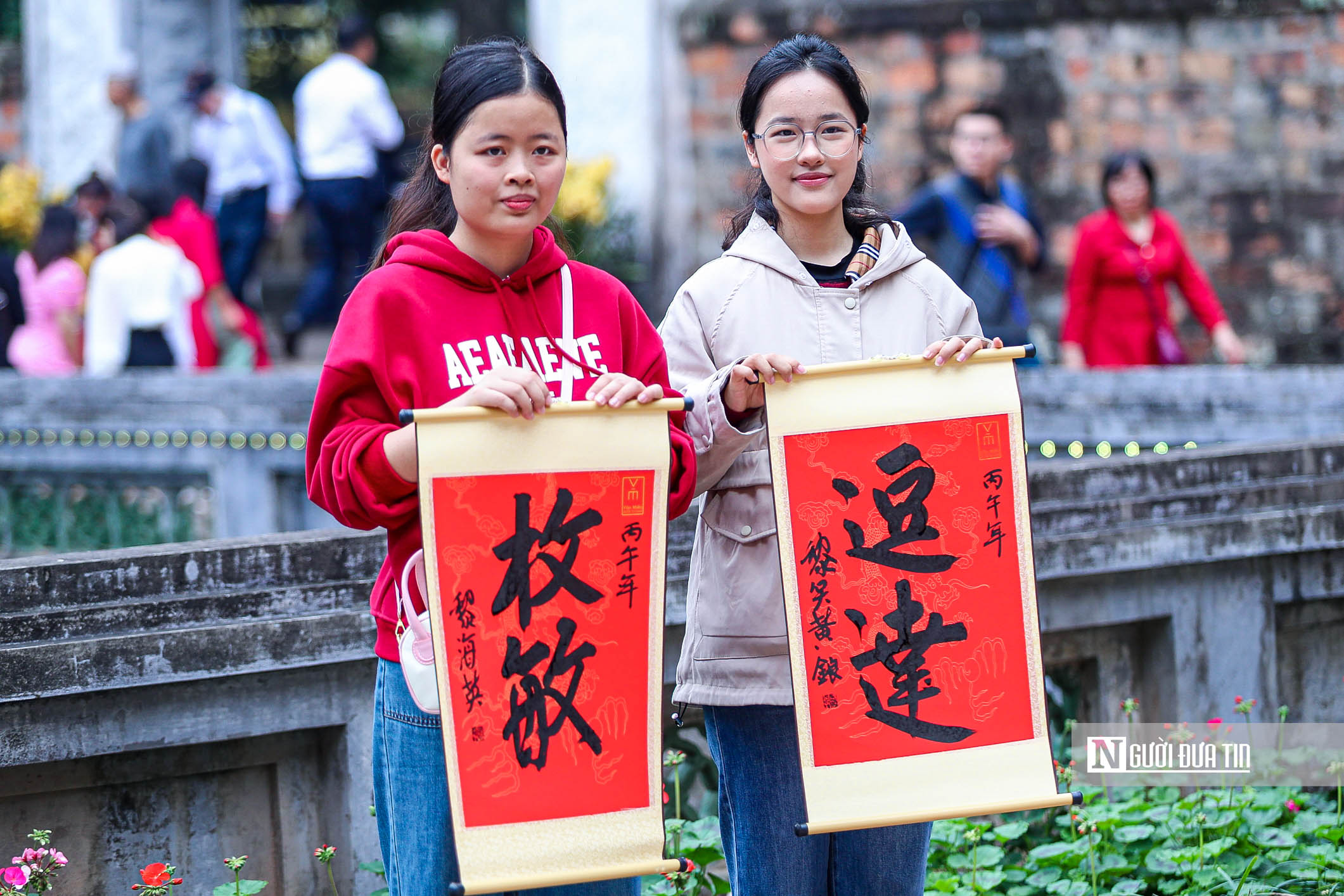 H&agrave; Nội: Đ&ocirc;ng nghịt người đổ về Văn Miếu xin chữ đầu năm- Ảnh 11.