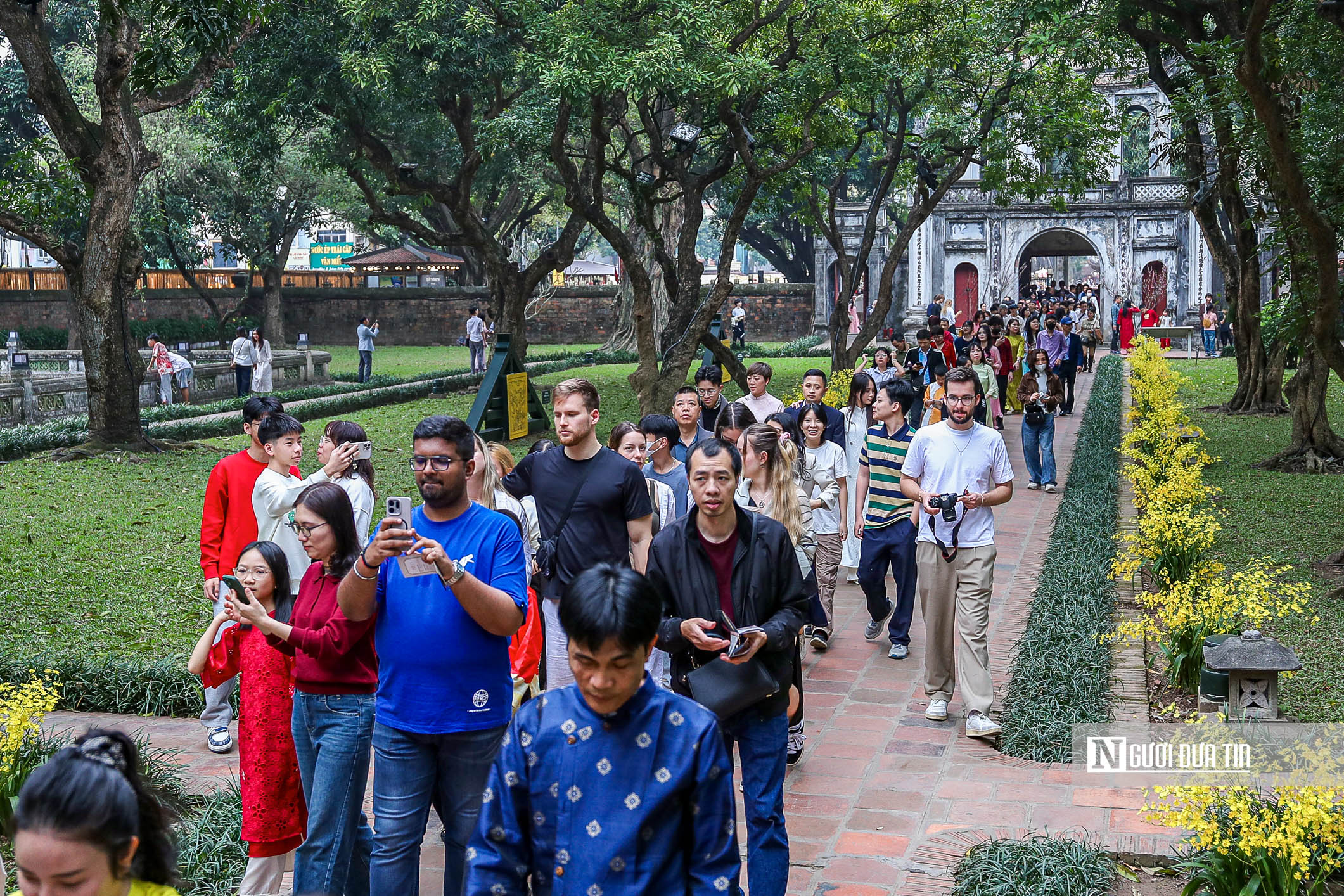 H&agrave; Nội: Đ&ocirc;ng nghịt người đổ về Văn Miếu xin chữ đầu năm- Ảnh 3.