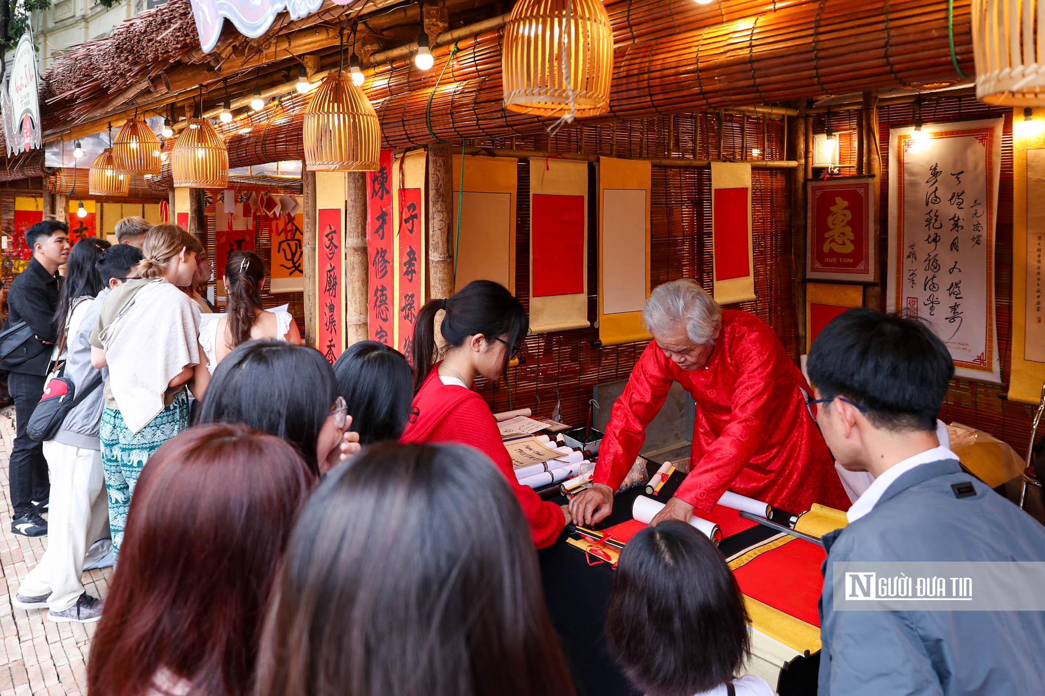 H&agrave; Nội: Đ&ocirc;ng nghịt người đổ về Văn Miếu xin chữ đầu năm- Ảnh 8.