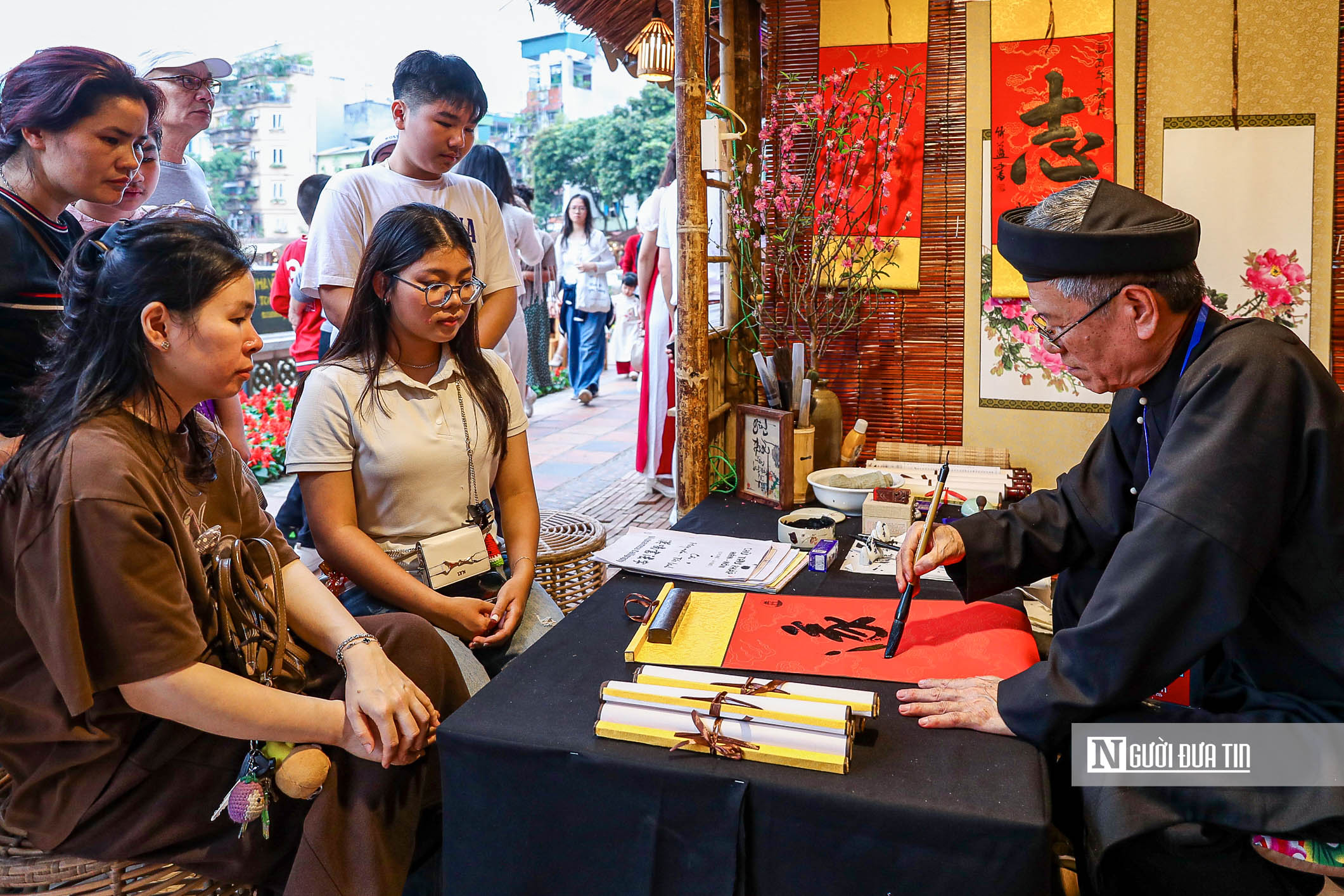 H&agrave; Nội: Đ&ocirc;ng nghịt người đổ về Văn Miếu xin chữ đầu năm- Ảnh 10.