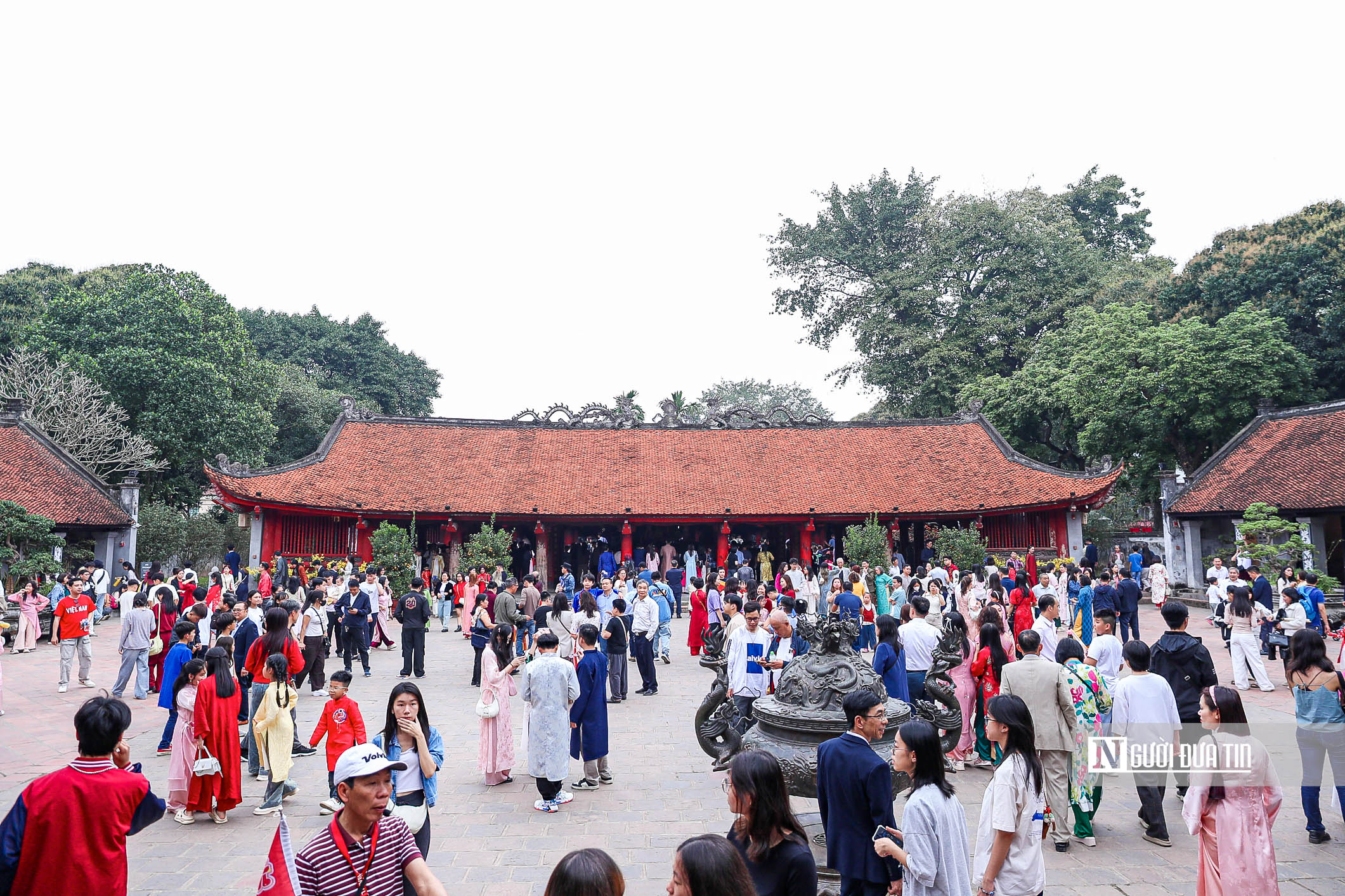 H&agrave; Nội: Đ&ocirc;ng nghịt người đổ về Văn Miếu xin chữ đầu năm- Ảnh 4.