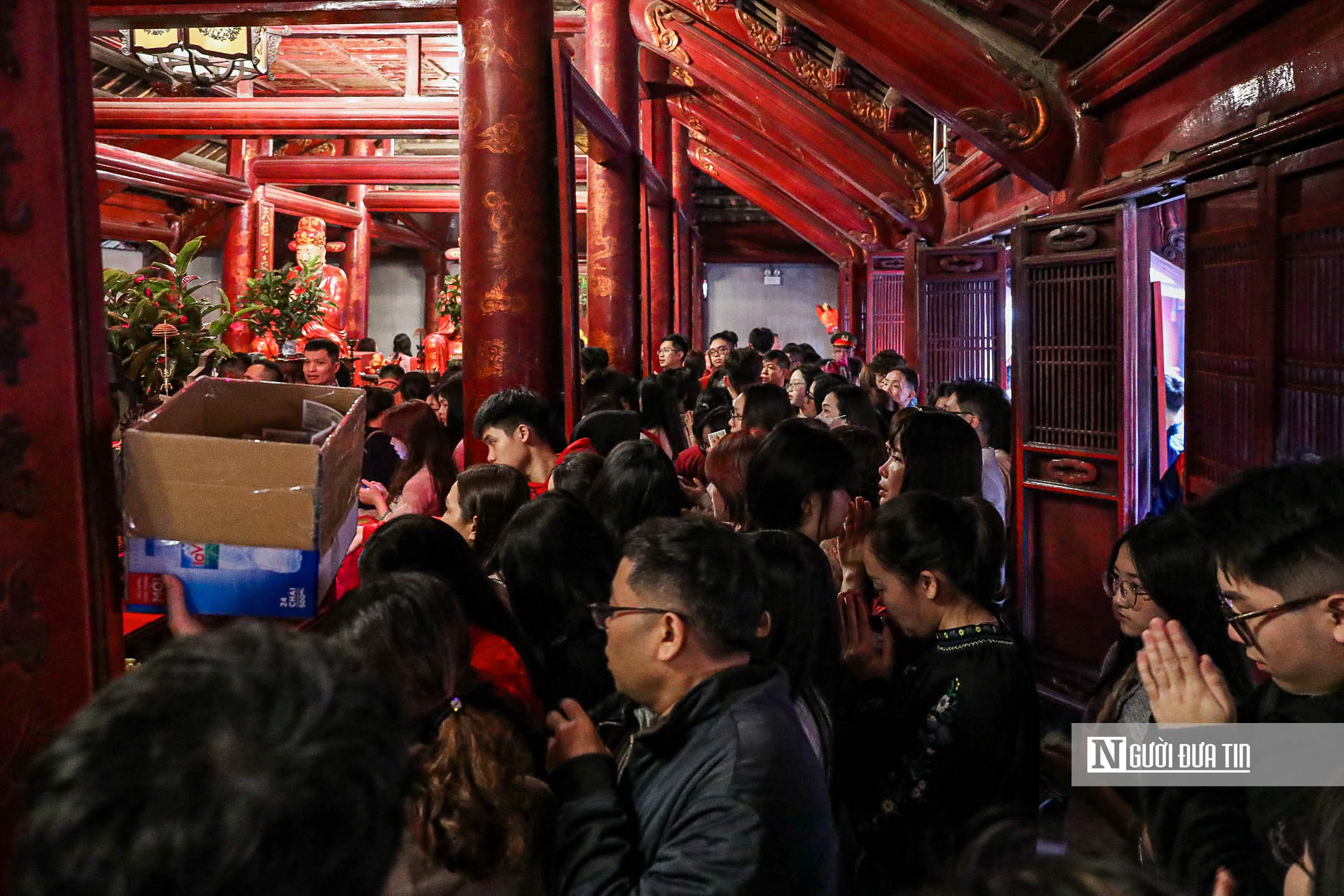 H&agrave; Nội: Đ&ocirc;ng nghịt người đổ về Văn Miếu xin chữ đầu năm- Ảnh 6.