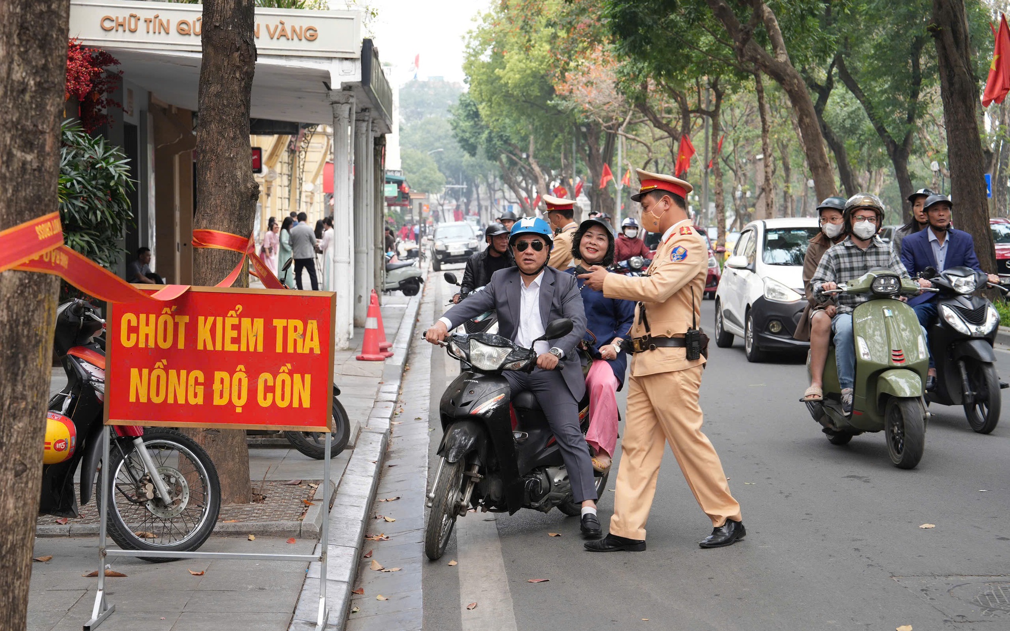Tài xế chủ quan mùng 1 Tết, uống rượu sáng bị phạt nồng độ cồn tại Hà Nội