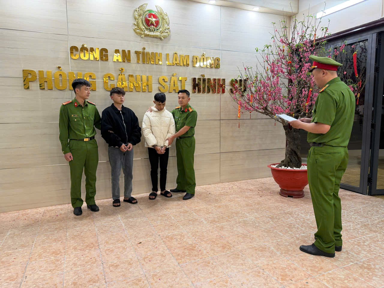 Truy xét nóng vụ cướp tiệm vàng đêm giao thừa, bắt 2 nghi phạm 18 tuổi - Ảnh 1.