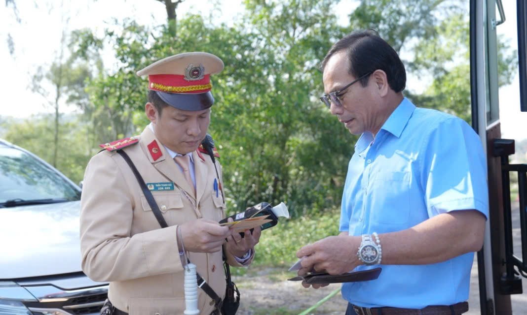 Kiểm tra nồng độ cồn xuyên Tết đảm bảo trật tự an toàn giao thông - Ảnh 2.