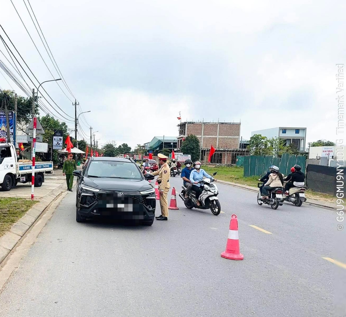 Kiểm tra nồng độ cồn xuyên Tết đảm bảo trật tự an toàn giao thông - Ảnh 3.