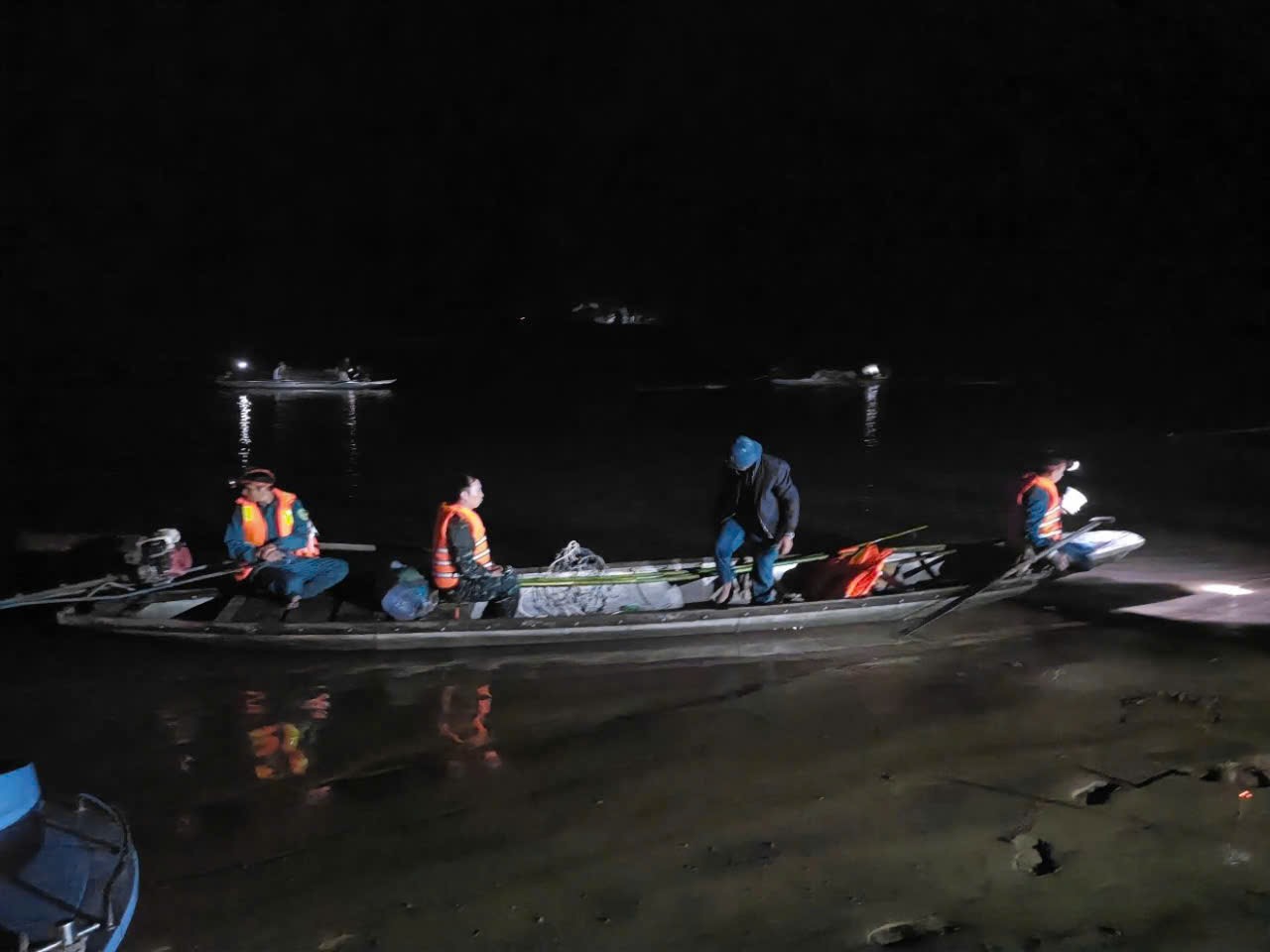 Vụ lật đò chở 7 người: Xuyên đêm tìm nạn nhân mất tích- Ảnh 3.