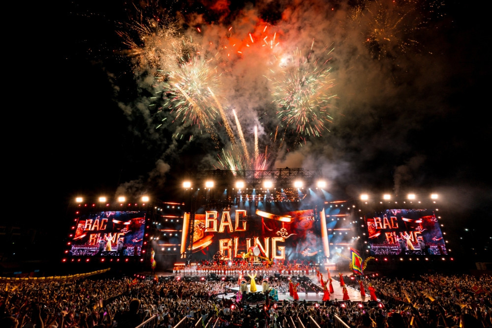 Hòa Minzy mặc váy cưới, được người quỳ gối cầu hôn khiến hàng nghìn khán giả ngỡ ngàng - Ảnh 1.