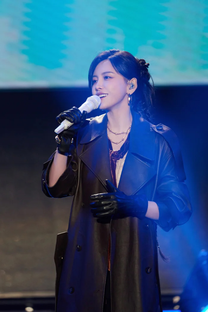 Nữ ca sĩ nổi tiếng ngất xỉu trên sân khấu, cấp cứu trong hôn mê khiến khán giả lo lắng - Ảnh 2.