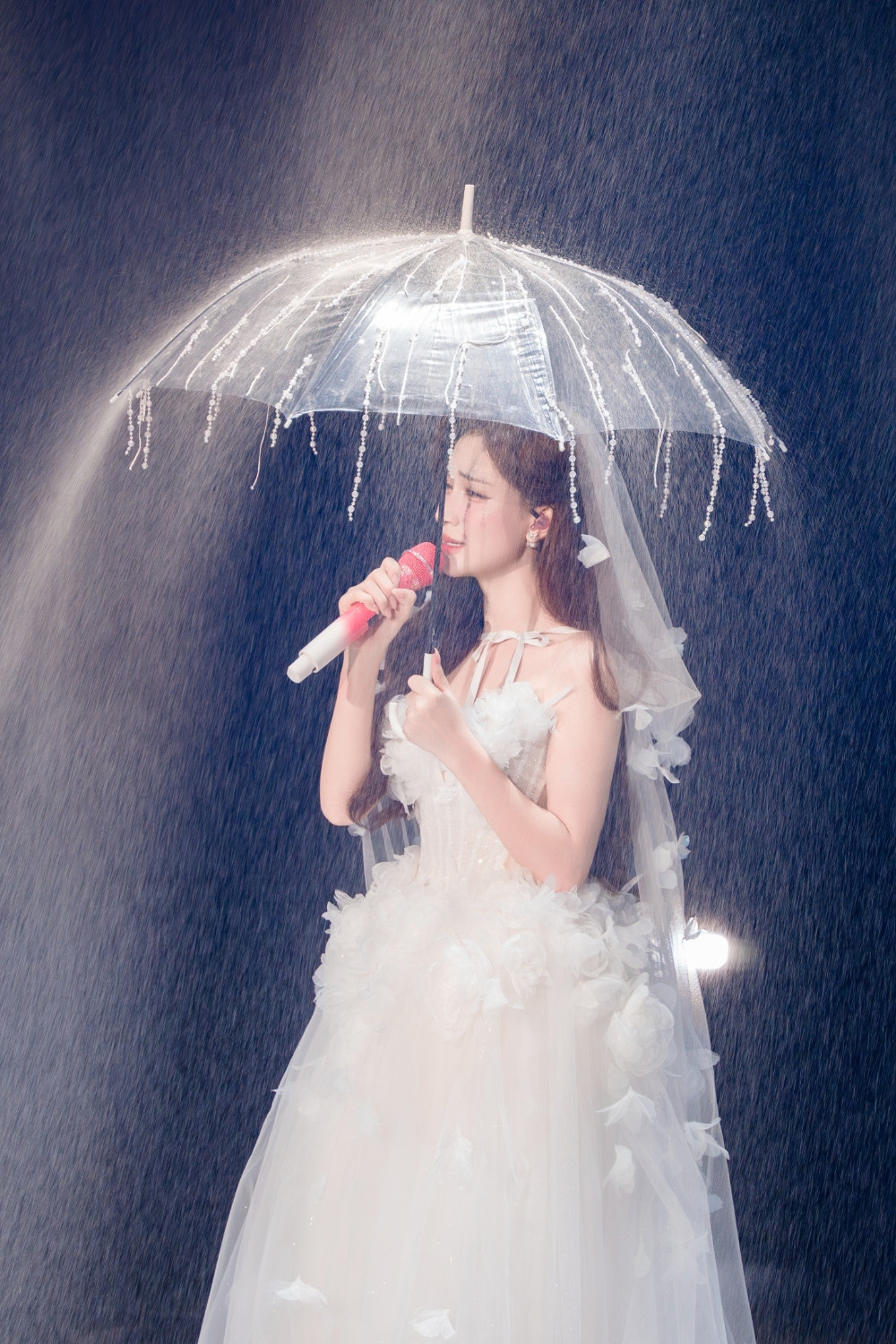 Hòa Minzy mặc váy cưới, được người quỳ gối cầu hôn khiến hàng nghìn khán giả ngỡ ngàng - Ảnh 3.