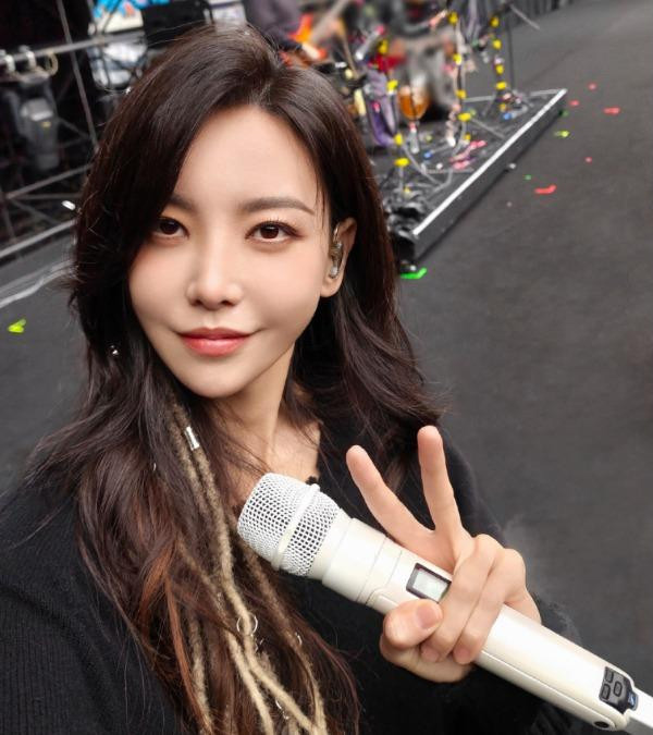 Nữ ca sĩ nổi tiếng ngất xỉu trên sân khấu, cấp cứu trong hôn mê khiến khán giả lo lắng - Ảnh 1.