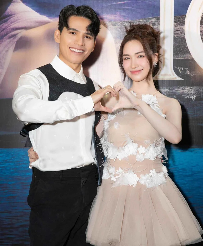 Hòa Minzy mặc váy cưới, được người quỳ gối cầu hôn khiến hàng nghìn khán giả ngỡ ngàng - Ảnh 7.