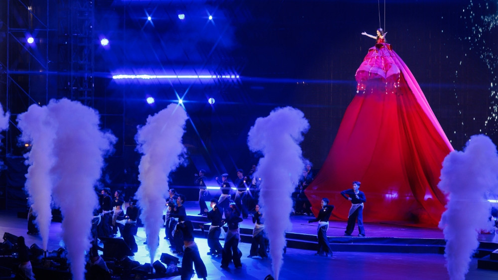 Hòa Minzy mặc váy cưới, được người quỳ gối cầu hôn khiến hàng nghìn khán giả ngỡ ngàng - Ảnh 2.