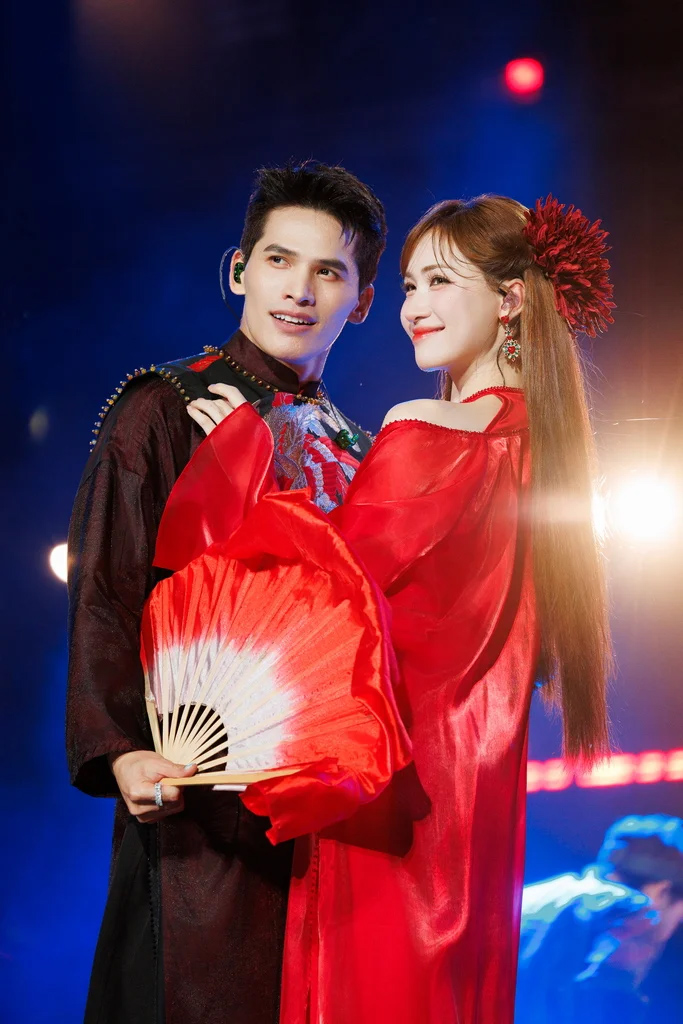 Hòa Minzy mặc váy cưới, được người quỳ gối cầu hôn khiến hàng nghìn khán giả ngỡ ngàng - Ảnh 6.