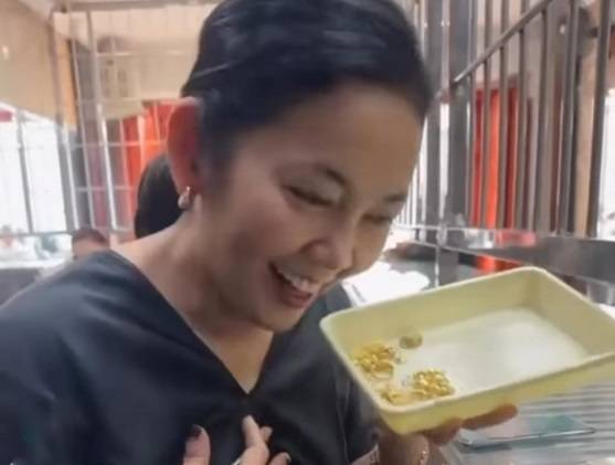 Mang số v&agrave;ng mua hơn 20 năm đi b&aacute;n, người phụ nữ sốc khi biết gi&aacute; trị - Ảnh 1.