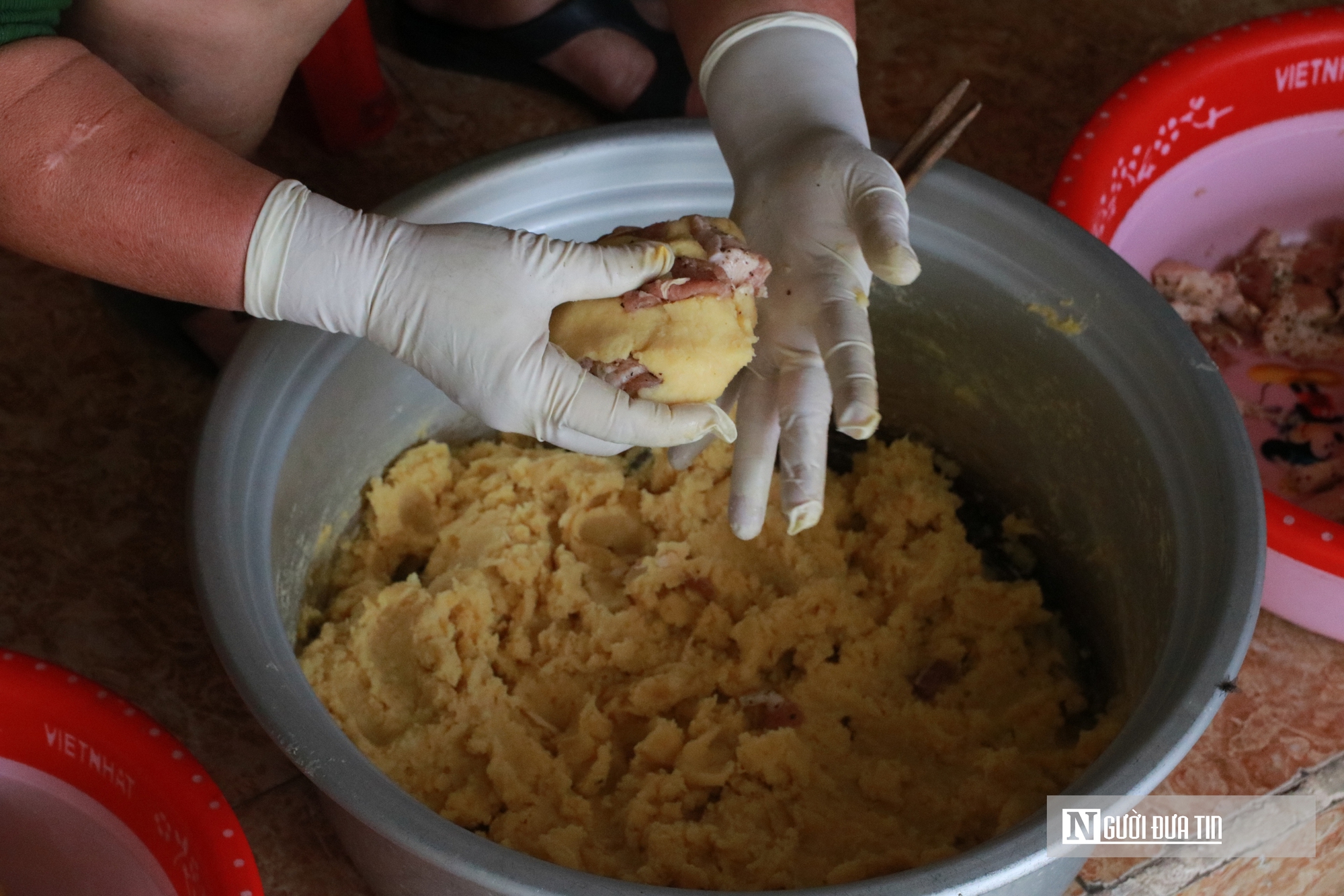 L&agrave;ng b&aacute;nh chưng nổi tiếng ở xứ Nghệ xuy&ecirc;n ng&agrave;y đ&ecirc;m l&agrave;m &ldquo;h&agrave;ng&rdquo; phục vụ Tết - Ảnh 10.