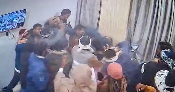 Sản phụ qua đời sau khi sinh con, người nhà vào bệnh viện đánh bác sĩ - Ảnh 1.