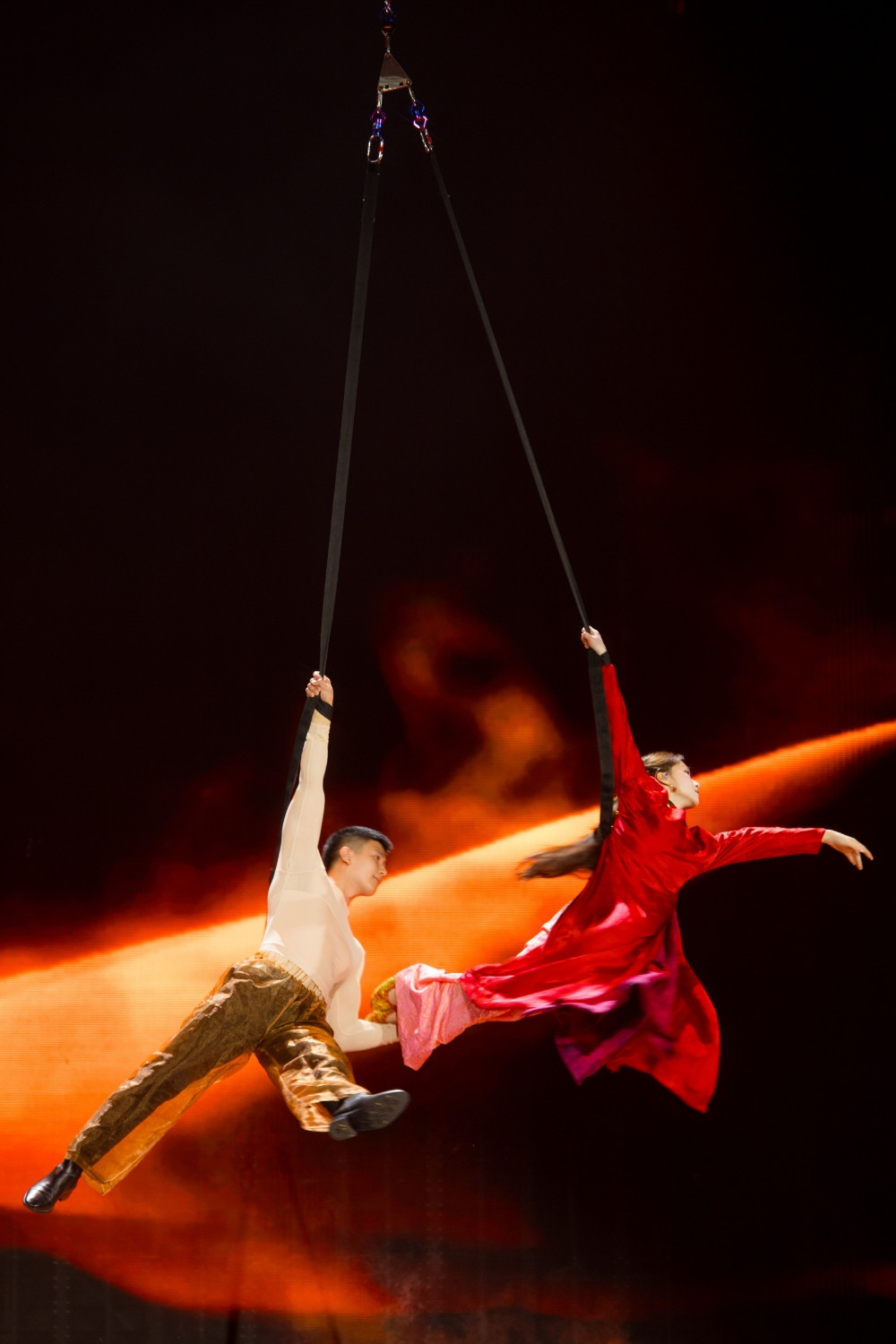 Hòa Minzy mặc váy cưới, được người quỳ gối cầu hôn khiến hàng nghìn khán giả ngỡ ngàng - Ảnh 8.