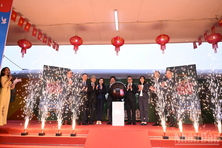 B&aacute;o Nh&acirc;n D&acirc;n ra mắt "Chuyến t&agrave;u hạnh ph&uacute;c": H&agrave;nh tr&igrave;nh nh&acirc;n văn ch&agrave;o Xu&acirc;n mới - Ảnh 3.