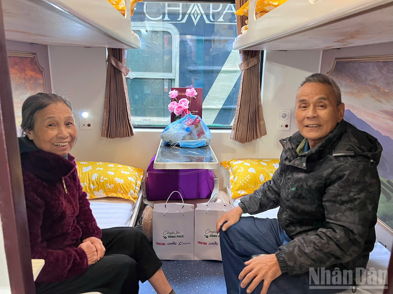 B&aacute;o Nh&acirc;n D&acirc;n ra mắt "Chuyến t&agrave;u hạnh ph&uacute;c": H&agrave;nh tr&igrave;nh nh&acirc;n văn ch&agrave;o Xu&acirc;n mới - Ảnh 2.