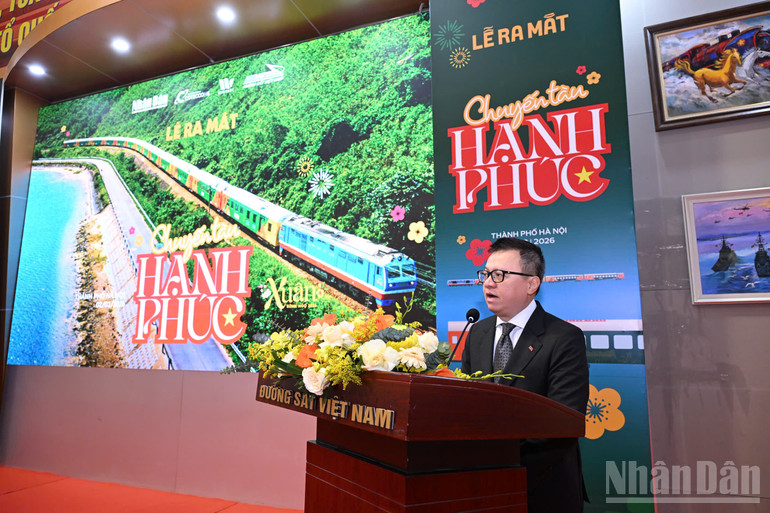 B&aacute;o Nh&acirc;n D&acirc;n ra mắt "Chuyến t&agrave;u hạnh ph&uacute;c": H&agrave;nh tr&igrave;nh nh&acirc;n văn ch&agrave;o Xu&acirc;n mới - Ảnh 4.