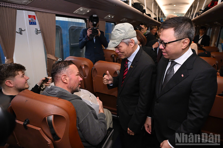 B&aacute;o Nh&acirc;n D&acirc;n ra mắt "Chuyến t&agrave;u hạnh ph&uacute;c": H&agrave;nh tr&igrave;nh nh&acirc;n văn ch&agrave;o Xu&acirc;n mới - Ảnh 6.