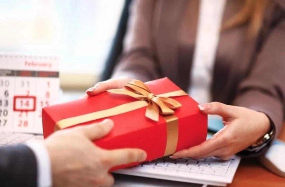 Thủ tướng: Nghiêm cấm dùng công quỹ biếu quà Tết cho lãnh đạo các cấp - Ảnh 1.