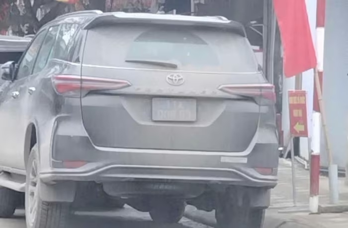 Ô tô biển xanh đỗ sai quy định, phủ đầy bùn đất bị phạt 900 nghìn đồng - Ảnh 1.