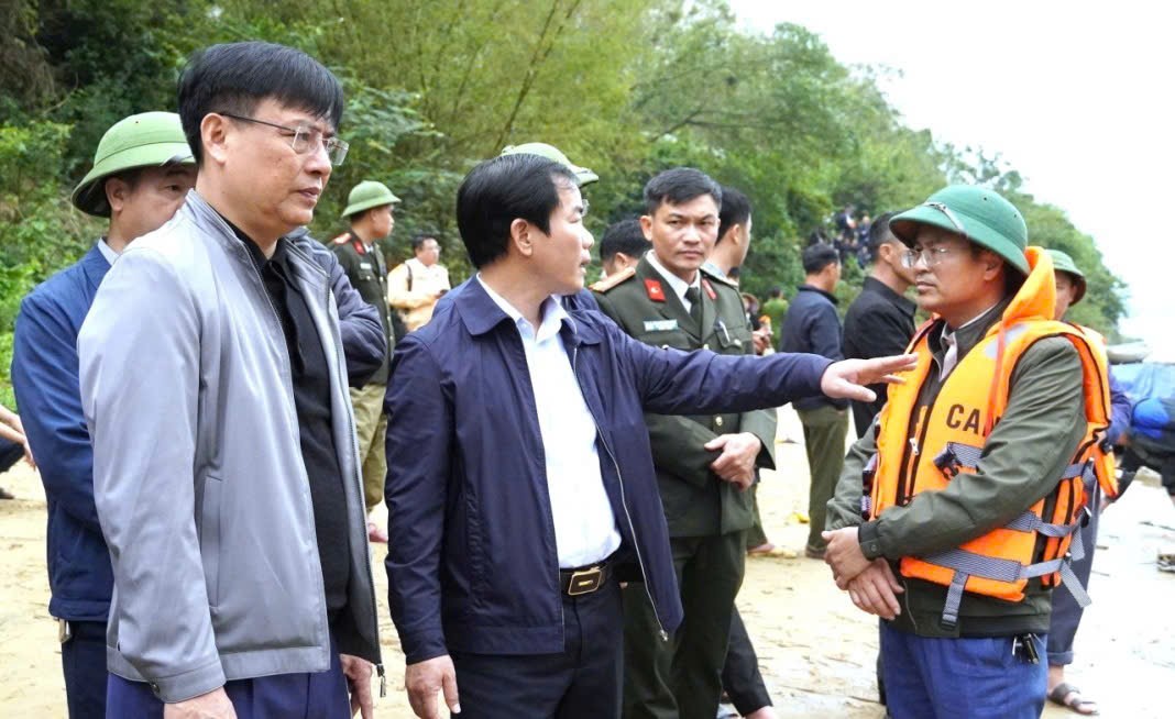 Vụ lật đò chở 7 người: Tìm thấy 2 ông cháu, sông Gianh phủ màu tang thương - Ảnh 4.