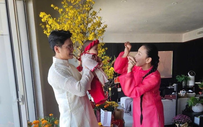 Ngô Thanh Vân và Huy Trần lần đầu khoe mặt con gái đầu lòng, bé Gạo gây thích thú