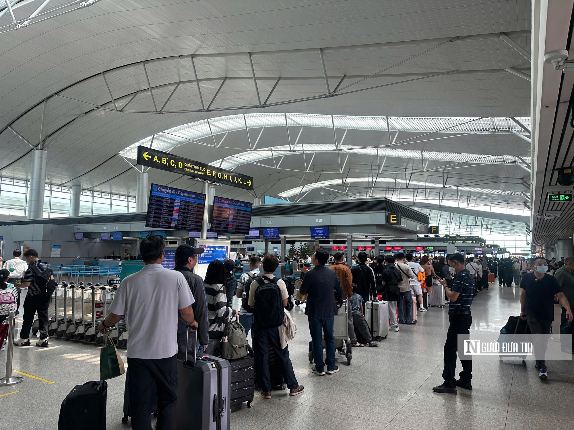Mùng 4 Tết, hơn 170.000 lượt người ùn ùn về sân bay Tân Sơn Nhất- Ảnh 2.
