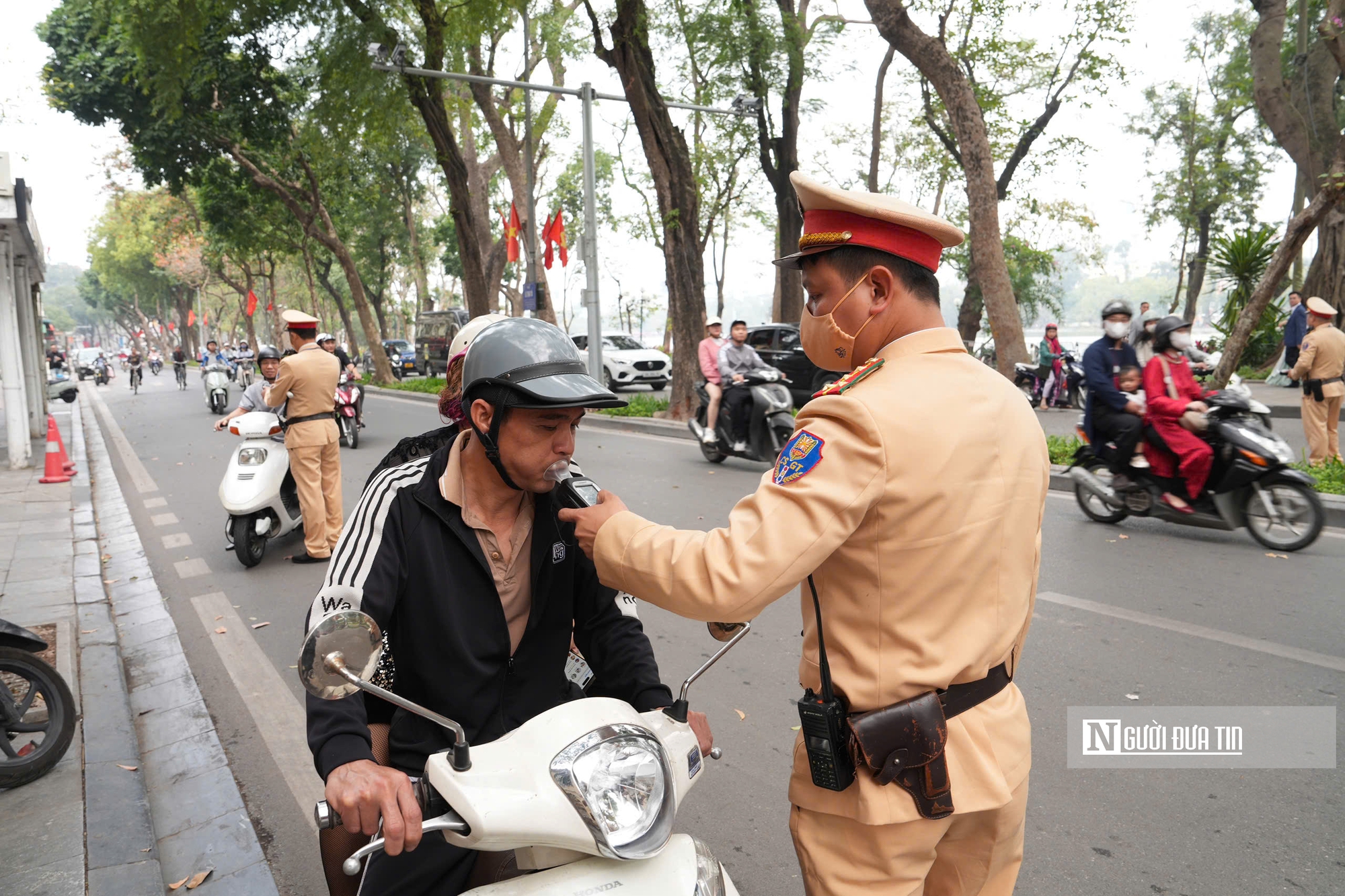 Giao thông thuận lợi, tai nạn tiếp tục giảm trong ngày mùng 4 Tết- Ảnh 1. Giao thông thuận lợi, tai nạn tiếp tục giảm trong ngày mùng 4 Tết- Ảnh 1.