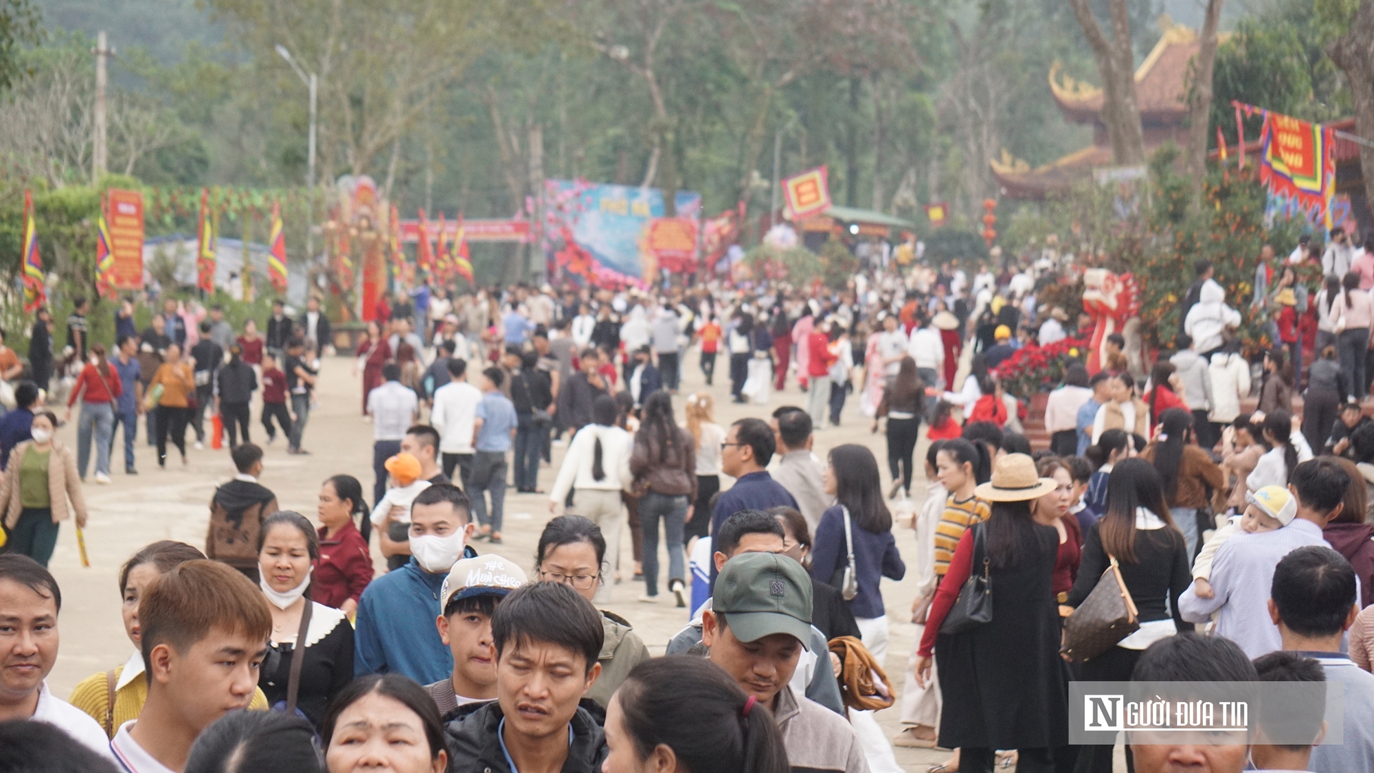 Du kh&aacute;ch chen ch&acirc;n xin "nước thi&ecirc;ng" ở Phủ Na ng&agrave;y đầu năm- Ảnh 2.