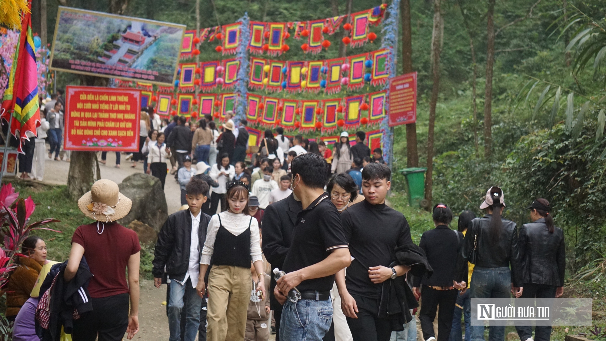 Du kh&aacute;ch chen ch&acirc;n xin "nước thi&ecirc;ng" ở Phủ Na ng&agrave;y đầu năm- Ảnh 4.