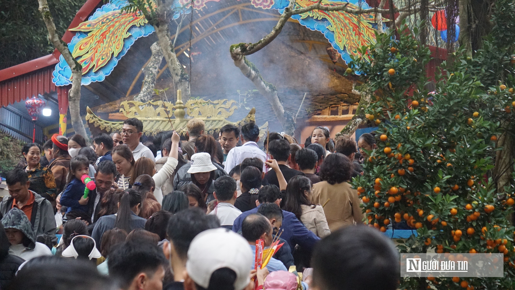 Du kh&aacute;ch chen ch&acirc;n xin "nước thi&ecirc;ng" ở Phủ Na ng&agrave;y đầu năm- Ảnh 5.
