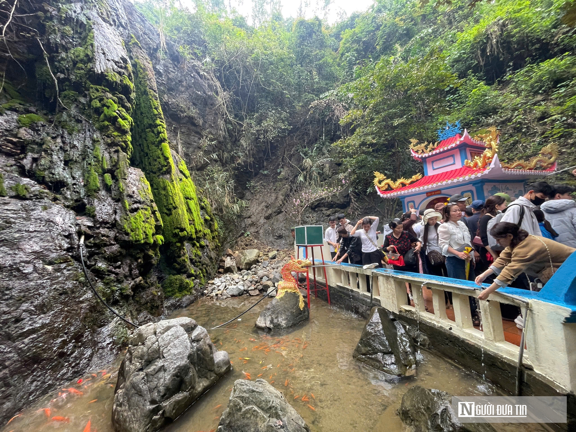 Du kh&aacute;ch chen ch&acirc;n xin "nước thi&ecirc;ng" ở Phủ Na ng&agrave;y đầu năm- Ảnh 6.