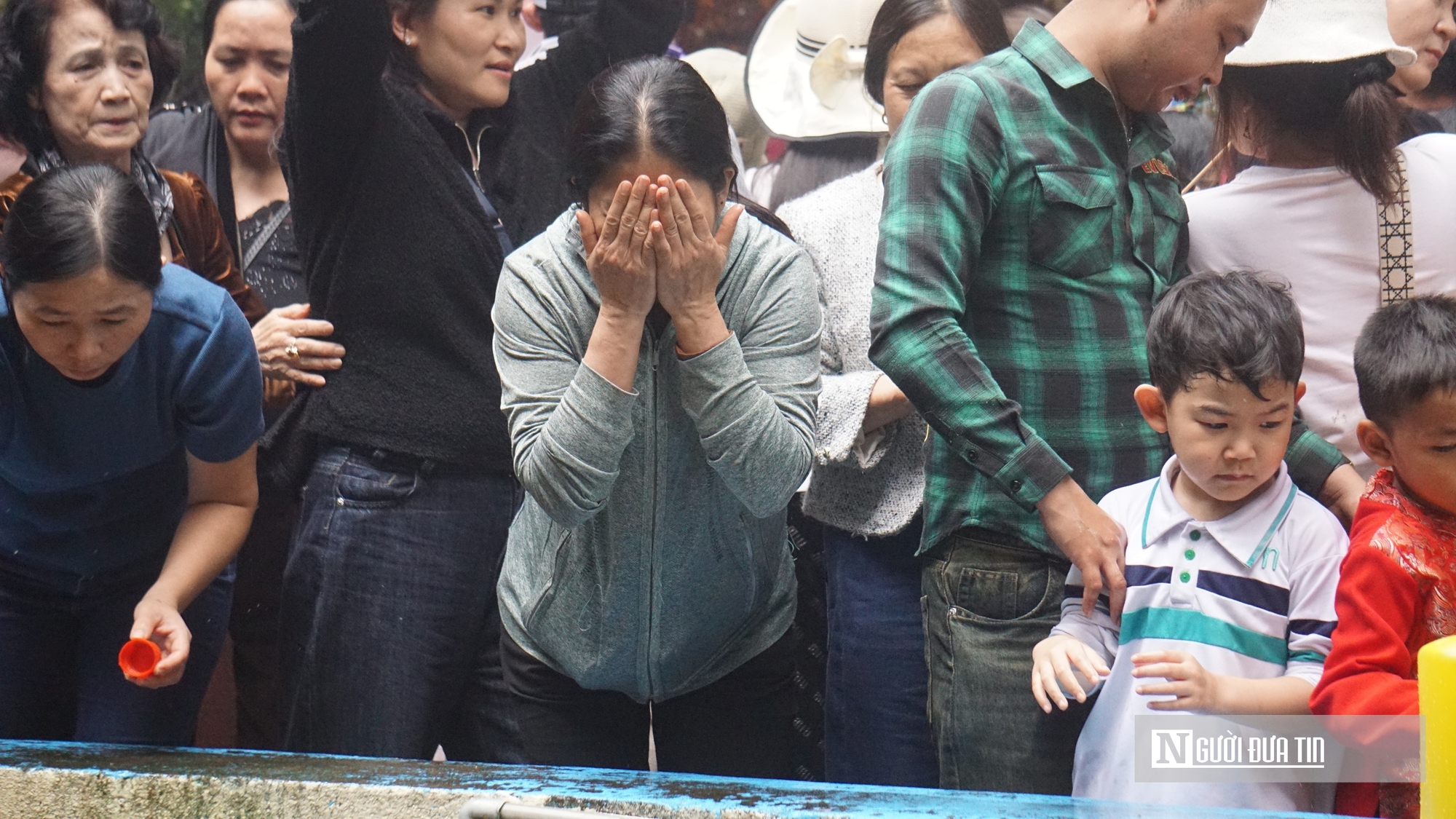 Du kh&aacute;ch chen ch&acirc;n xin "nước thi&ecirc;ng" ở Phủ Na ng&agrave;y đầu năm- Ảnh 7.