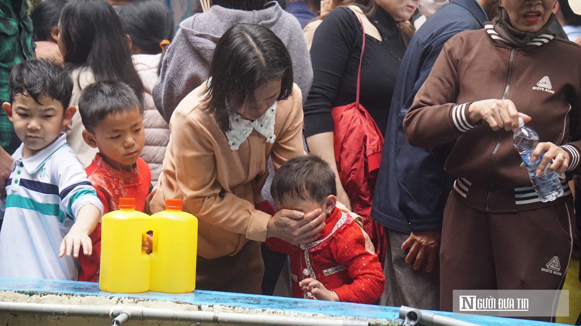 Du kh&aacute;ch chen ch&acirc;n xin "nước thi&ecirc;ng" ở Phủ Na ng&agrave;y đầu năm- Ảnh 8.