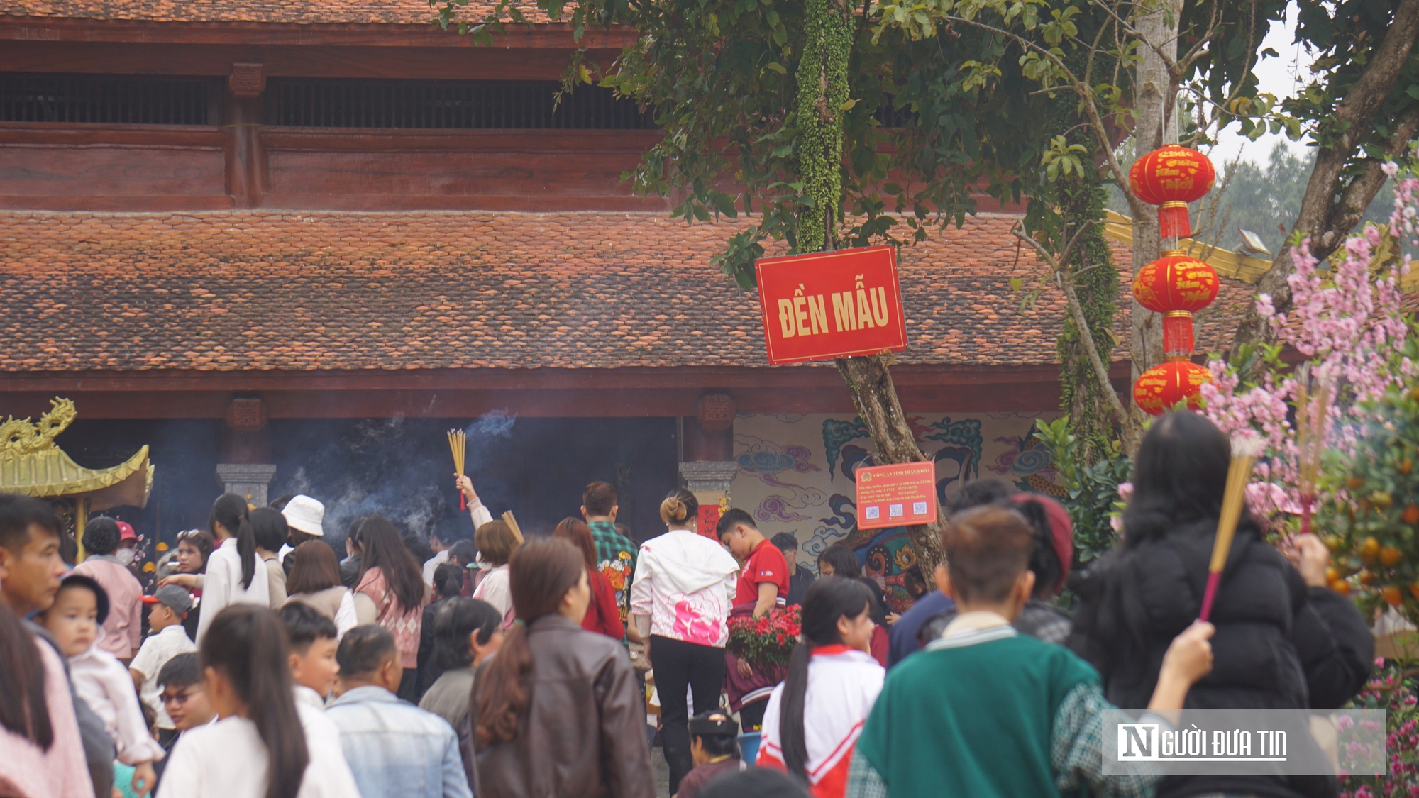 Du kh&aacute;ch chen ch&acirc;n xin "nước thi&ecirc;ng" ở Phủ Na ng&agrave;y đầu năm- Ảnh 9.