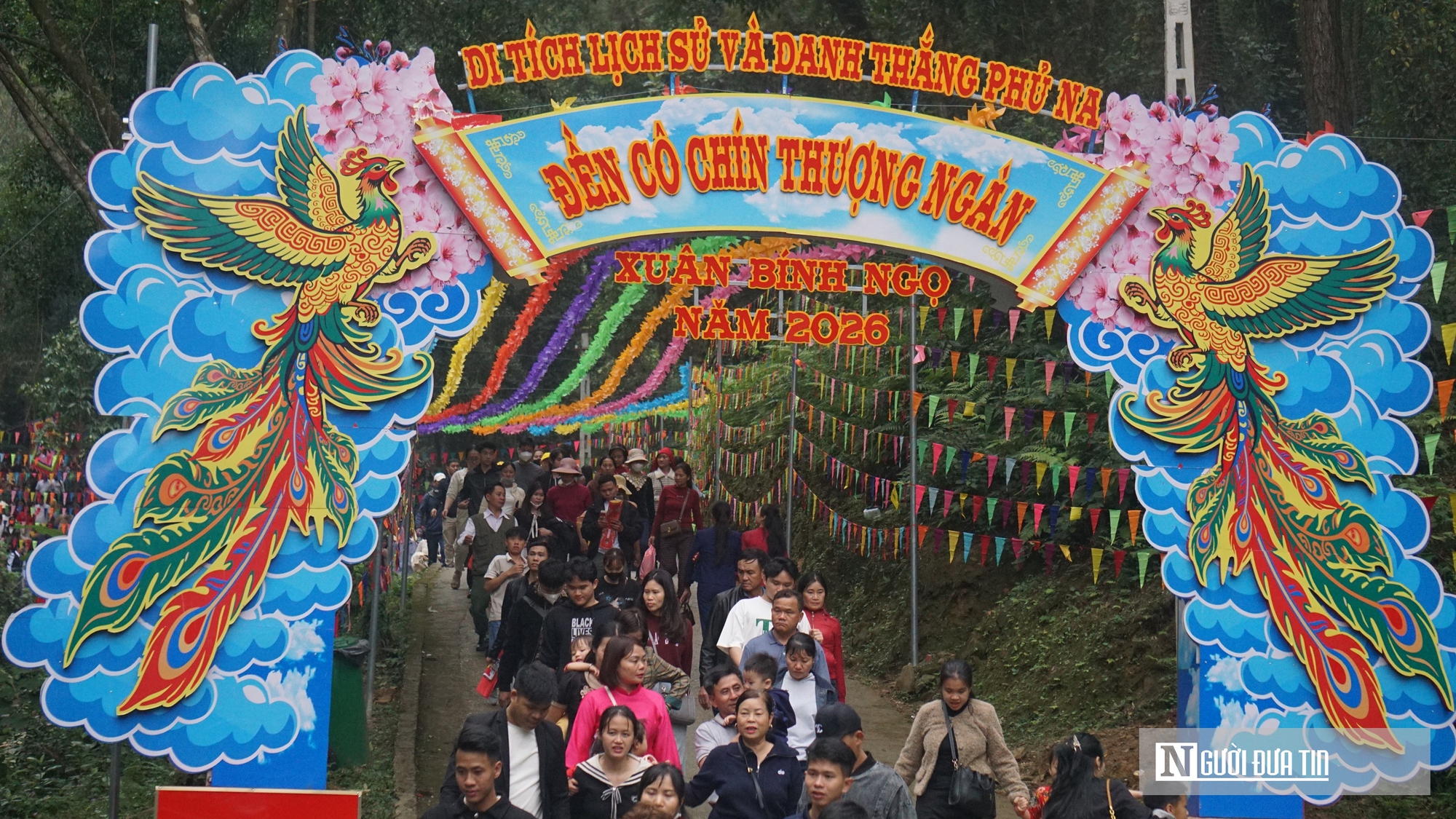 Du kh&aacute;ch chen ch&acirc;n xin "nước thi&ecirc;ng" ở Phủ Na ng&agrave;y đầu năm- Ảnh 11.