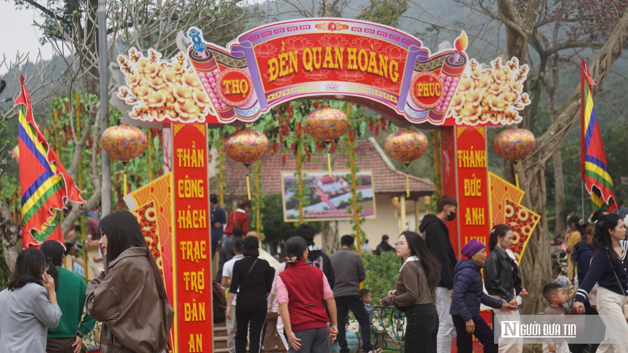 Du kh&aacute;ch chen ch&acirc;n xin "nước thi&ecirc;ng" ở Phủ Na ng&agrave;y đầu năm- Ảnh 12.