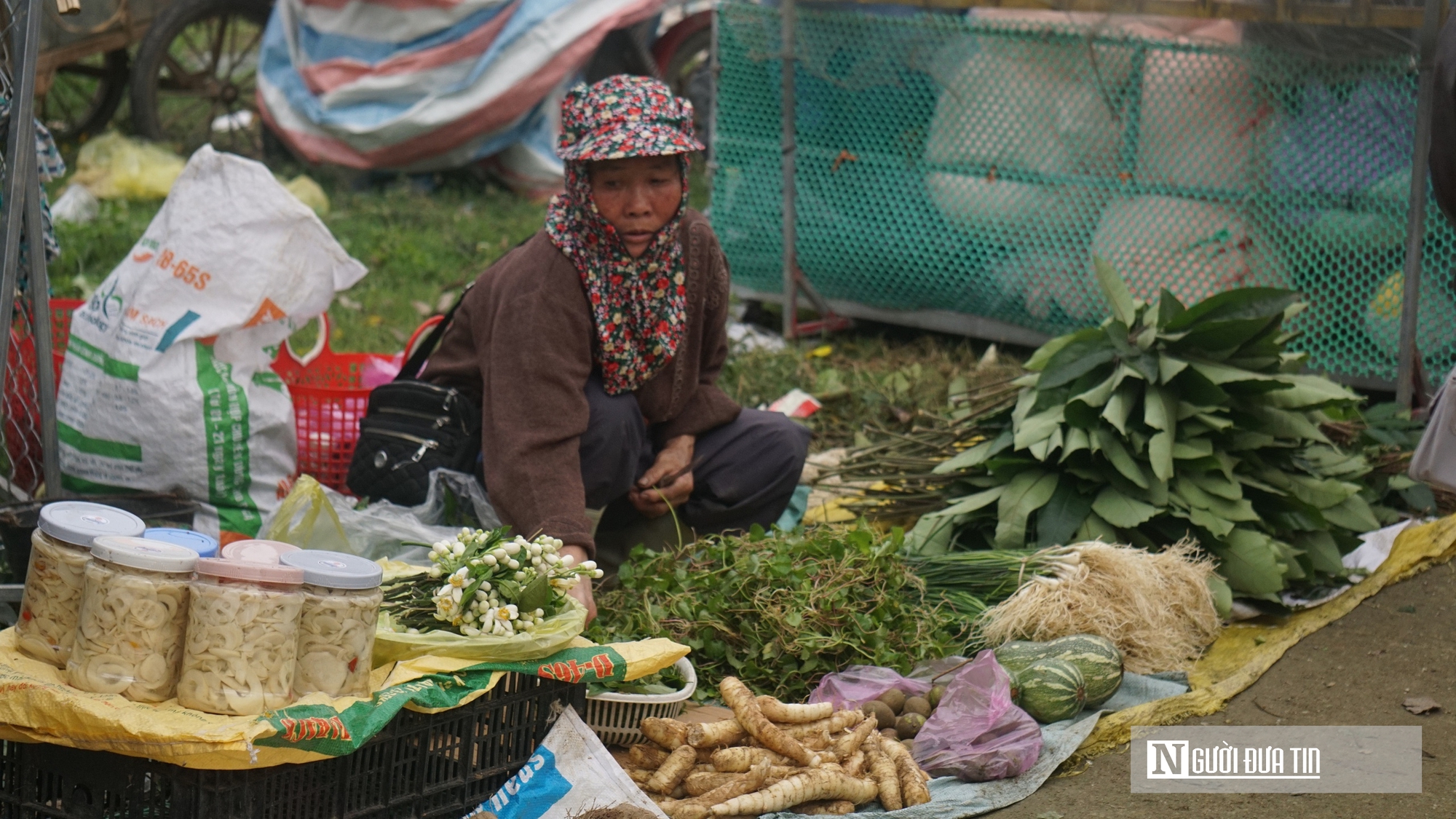 Du kh&aacute;ch chen ch&acirc;n xin "nước thi&ecirc;ng" ở Phủ Na ng&agrave;y đầu năm- Ảnh 13.