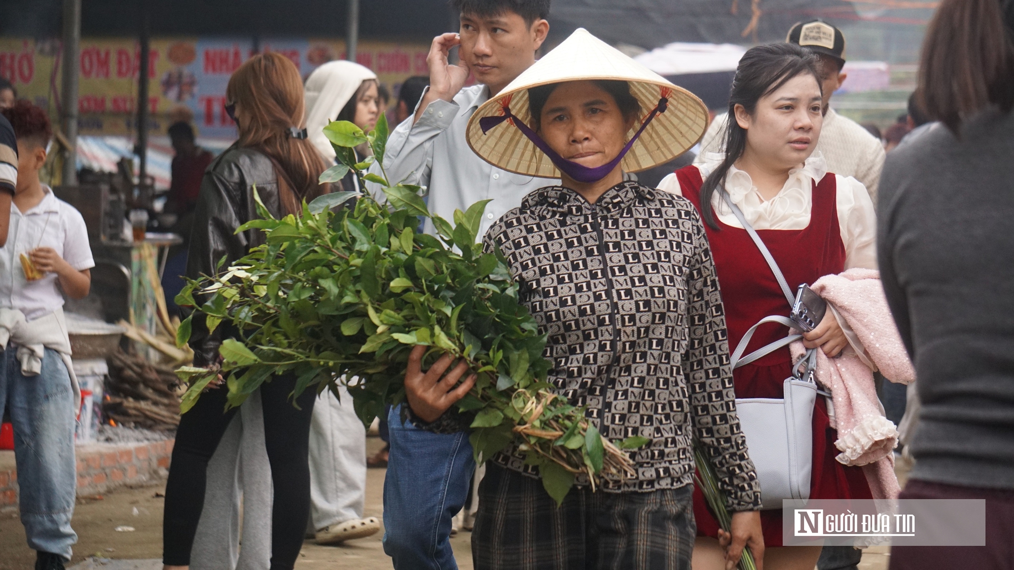 Du kh&aacute;ch chen ch&acirc;n xin "nước thi&ecirc;ng" ở Phủ Na ng&agrave;y đầu năm- Ảnh 15.