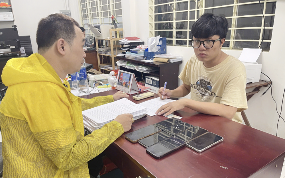 Bắt giữ đối tượng lừa tình, trộm điện thoại iPhone 16 qua ứng dụng hẹn hò tại Tp.HCM