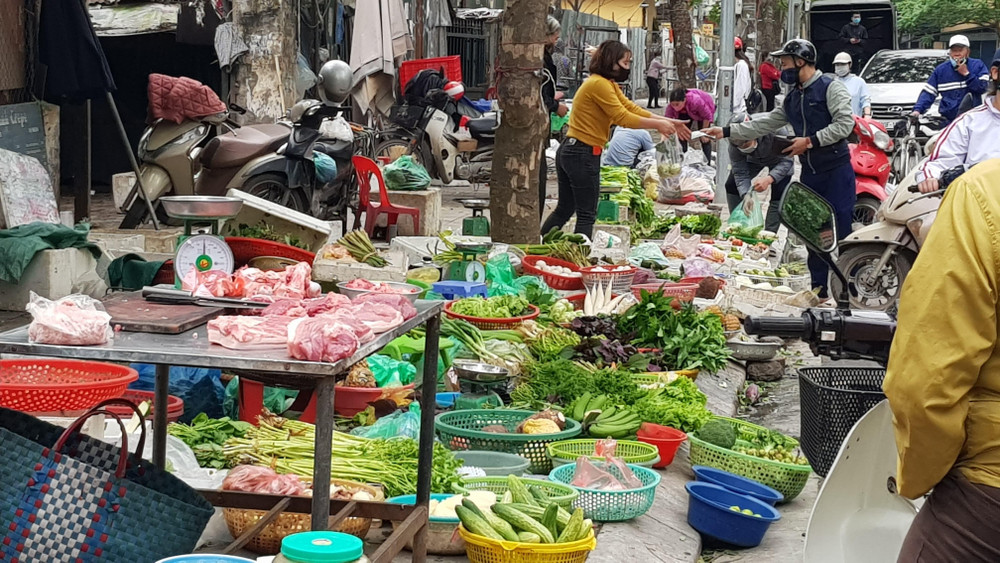Thị trường mùng 4 Tết, giá cả ổn định, hàng hóa, thực phẩm phong phú- Ảnh 1. Thị trường mùng 4 Tết, giá cả ổn định, hàng hóa, thực phẩm phong phú- Ảnh 1.